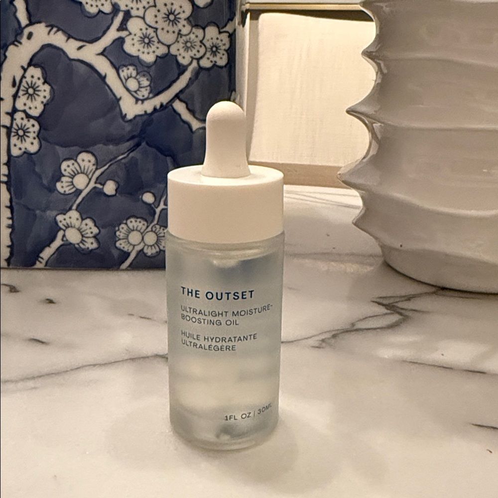 The Outset
Ultralight Moisture-Boosting Oil